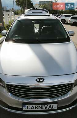 Минивэн Kia Carnival 2015 в 
