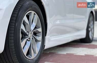 Мінівен Kia Carnival 2017 в 