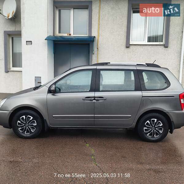 Минивэн Kia Carnival 2012 в 