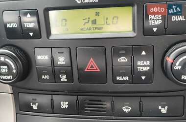 Минивэн Kia Carnival 2012 в 