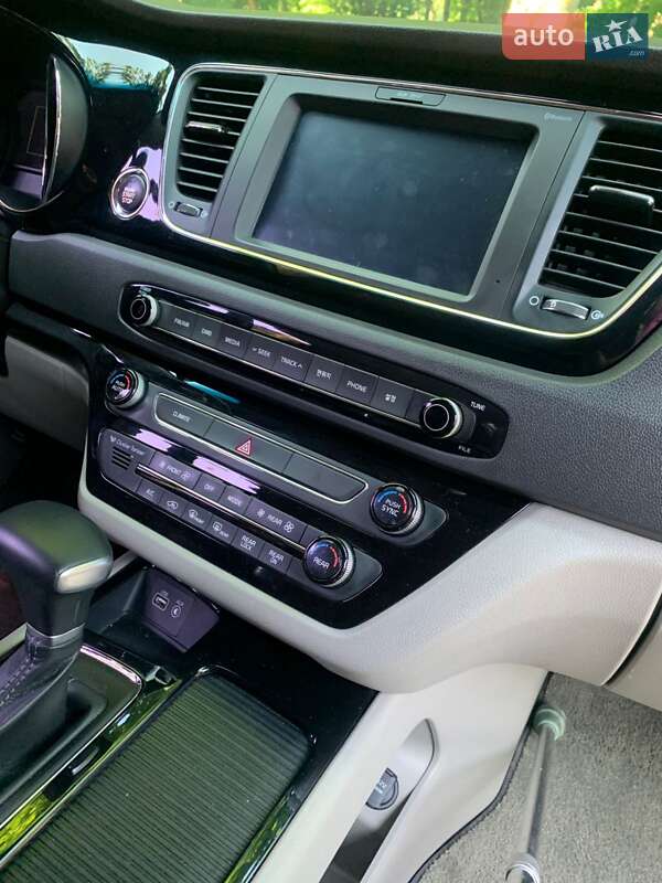 Минивэн Kia Carnival 2017 в Киеве