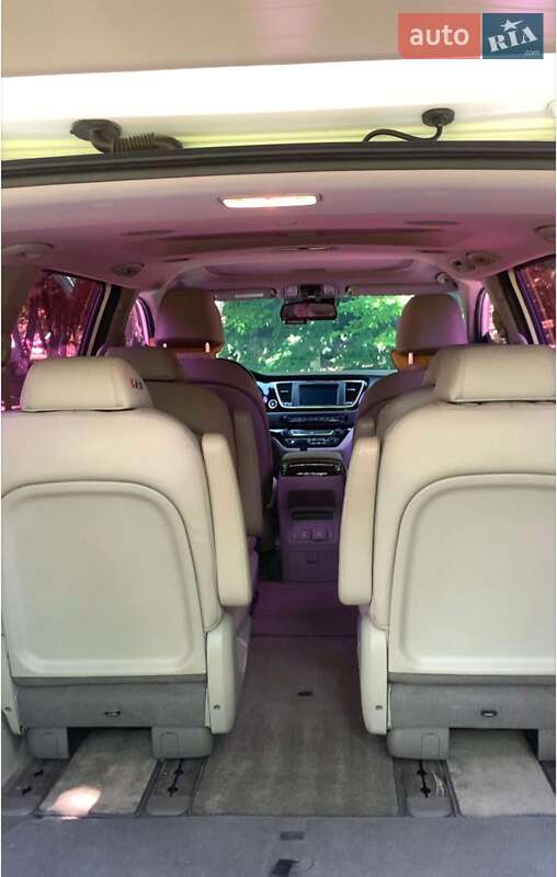 Минивэн Kia Carnival 2017 в Киеве