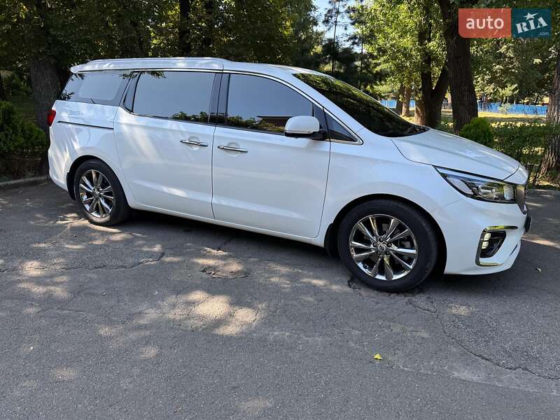 Минивэн Kia Carnival 2019 в Киеве