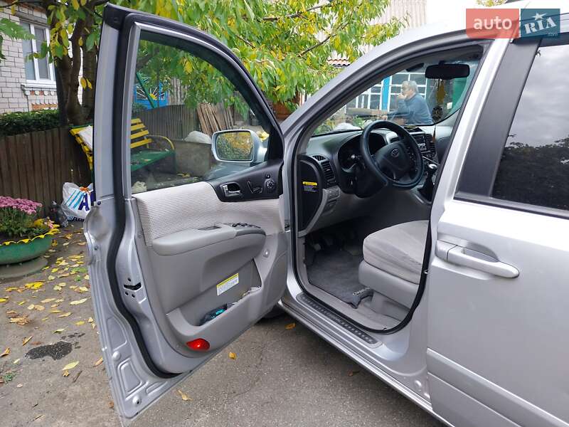 Мінівен Kia Carnival 2006 в Києві