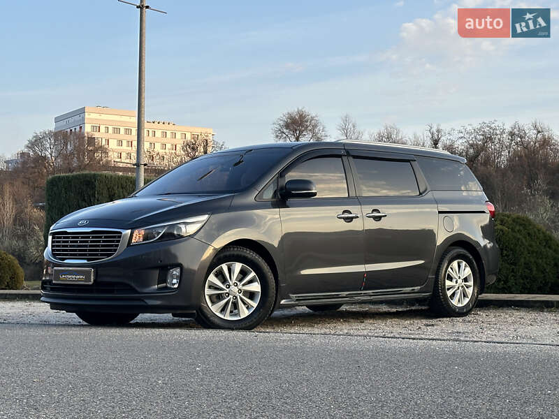 Мінівен Kia Carnival 2015 в Дніпрі