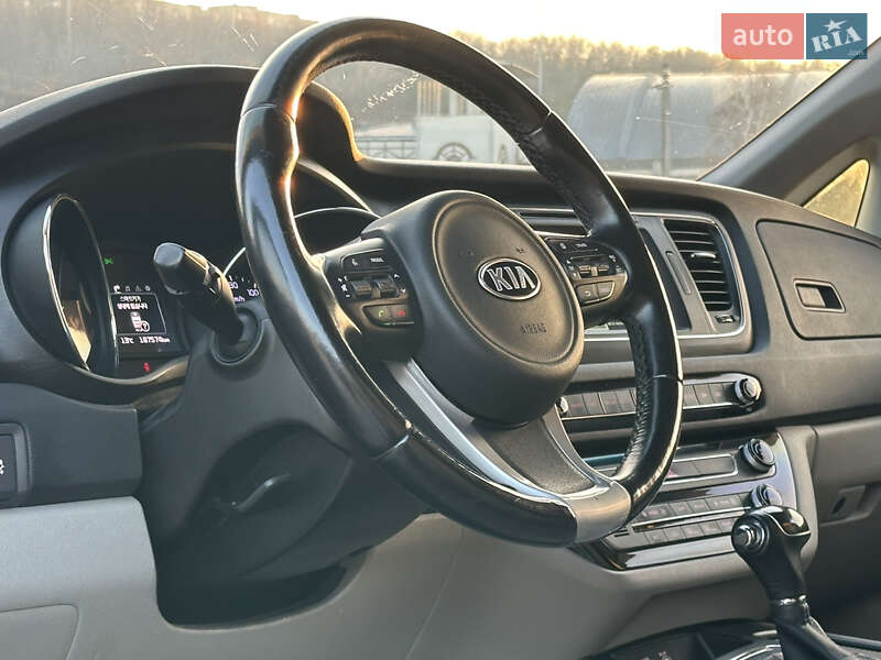 Мінівен Kia Carnival 2015 в Дніпрі