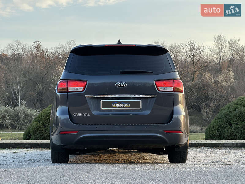 Мінівен Kia Carnival 2015 в Дніпрі