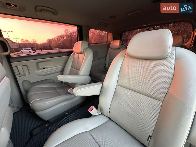 Мінівен Kia Carnival 2015 в Дніпрі