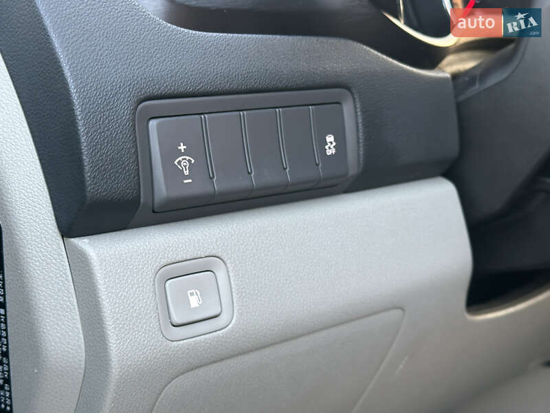 Мінівен Kia Carnival 2015 в Дніпрі