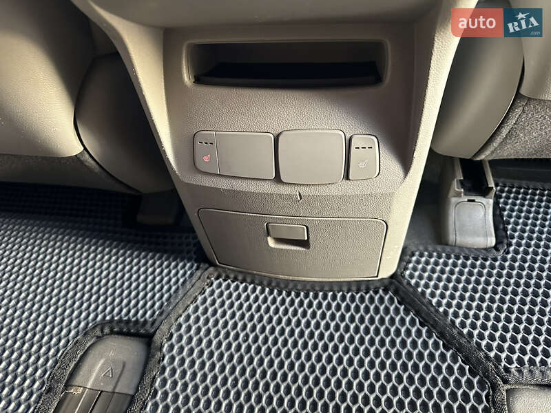 Мінівен Kia Carnival 2015 в Дніпрі