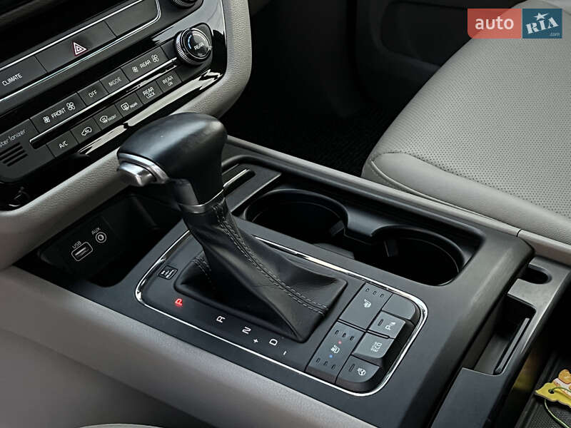 Минивэн Kia Carnival 2017 в Одессе