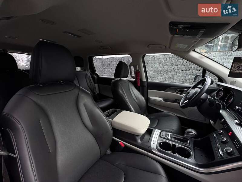 Минивэн Kia Carnival 2023 в Луцке