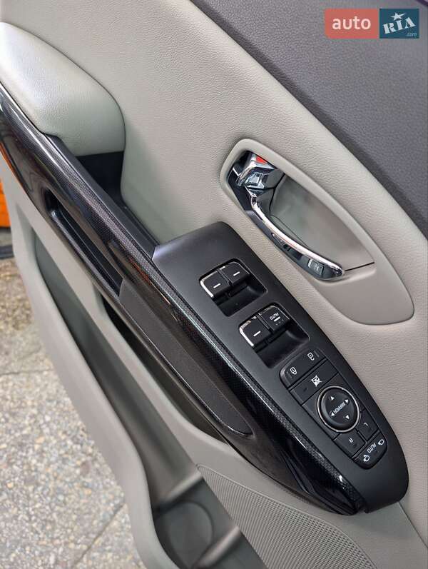 Минивэн Kia Carnival 2016 в Тернополе