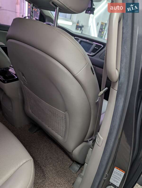 Минивэн Kia Carnival 2016 в Тернополе