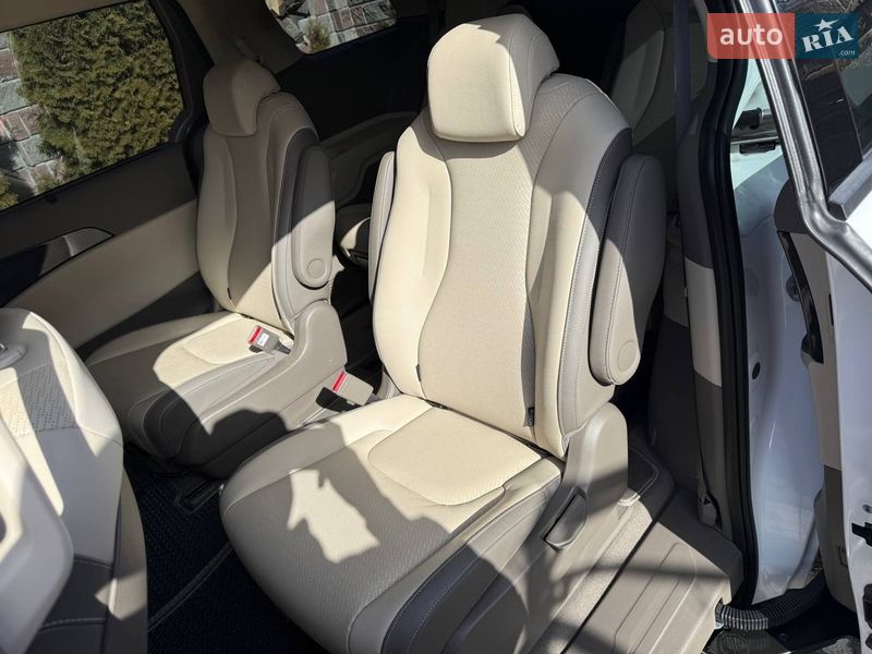 Минивэн Kia Carnival 2023 в Тернополе