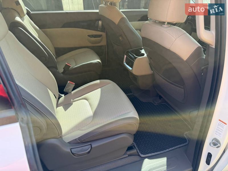 Минивэн Kia Carnival 2023 в Тернополе