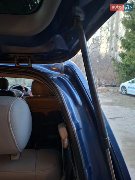 Мінівен Kia Carnival 2004 в Львові