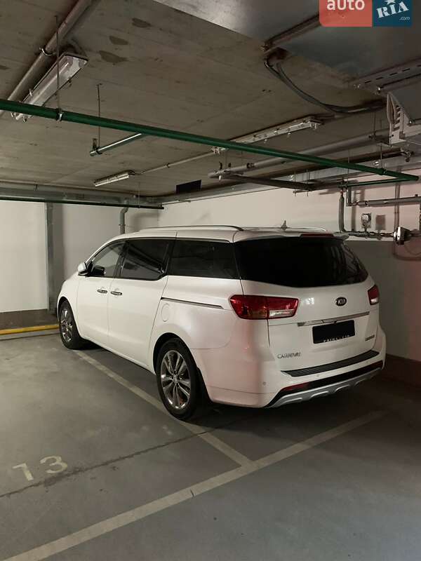 Минивэн Kia Carnival 2016 в Киеве
