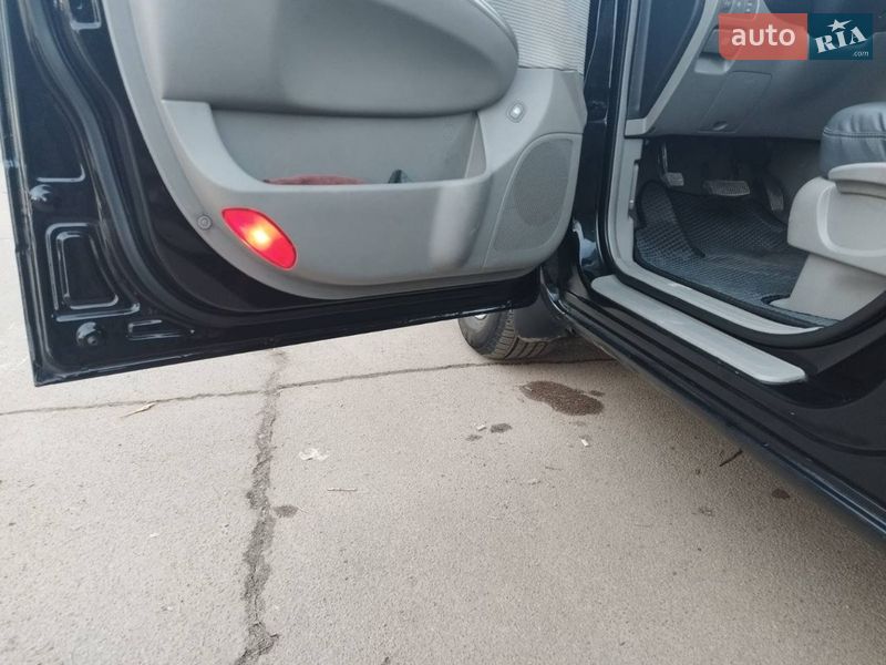 Минивэн Kia Carnival 2007 в Шостке