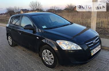 Хэтчбек Kia Ceed 2008 в Сарнах