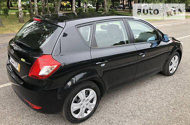 Хэтчбек Kia Ceed 2009 в 
