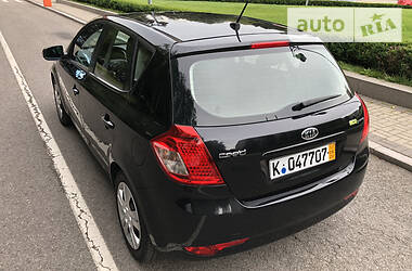 Хэтчбек Kia Ceed 2009 в 