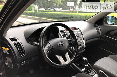 Хэтчбек Kia Ceed 2009 в 