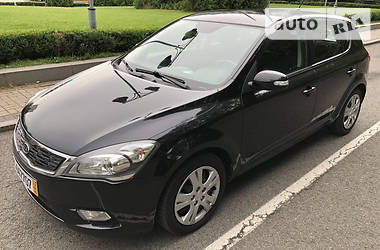 Хэтчбек Kia Ceed 2009 в 