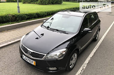 Хэтчбек Kia Ceed 2009 в 