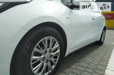 Хэтчбек Kia Ceed 2015 в 