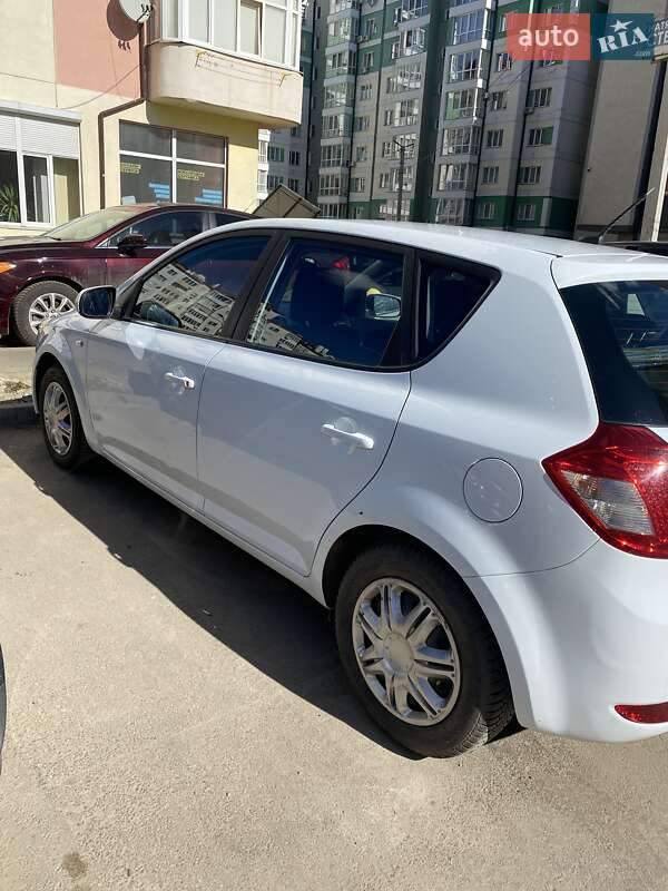Хетчбек Kia Ceed 2010 в Чернівцях фото 7 Хетчбек Kia Ceed 2010 в Чернівцях
