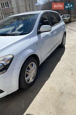 Хетчбек Kia Ceed 2010 в Чернівцях