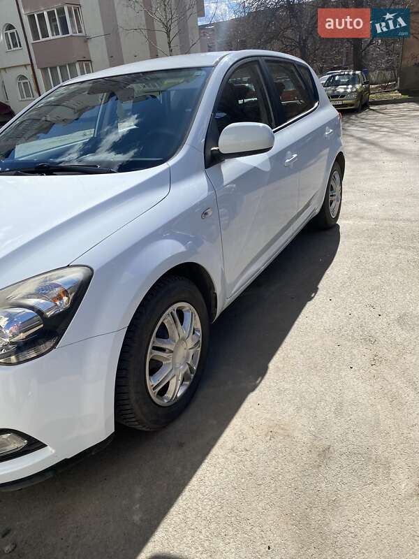 Хетчбек Kia Ceed 2010 в Чернівцях фото 11 Хетчбек Kia Ceed 2010 в Чернівцях