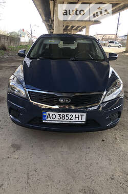 Хэтчбек Kia Ceed 2009 в 