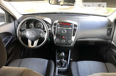 Хэтчбек Kia Ceed 2009 в 