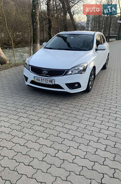 Хэтчбек Kia Ceed 2012 в Сваляве