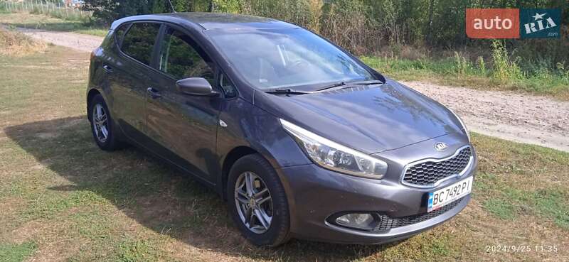 Хэтчбек Kia Ceed 2012 в 