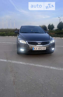 Хэтчбек Kia Ceed 2011 в Коростене