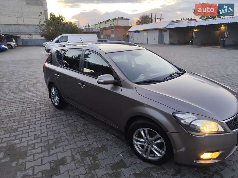 Универсал Kia Ceed 2010 в Староконстантинове