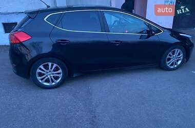 Хэтчбек Kia Ceed 2012 в 
