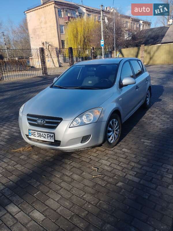 Хэтчбек Kia Ceed 2008 в Каменском