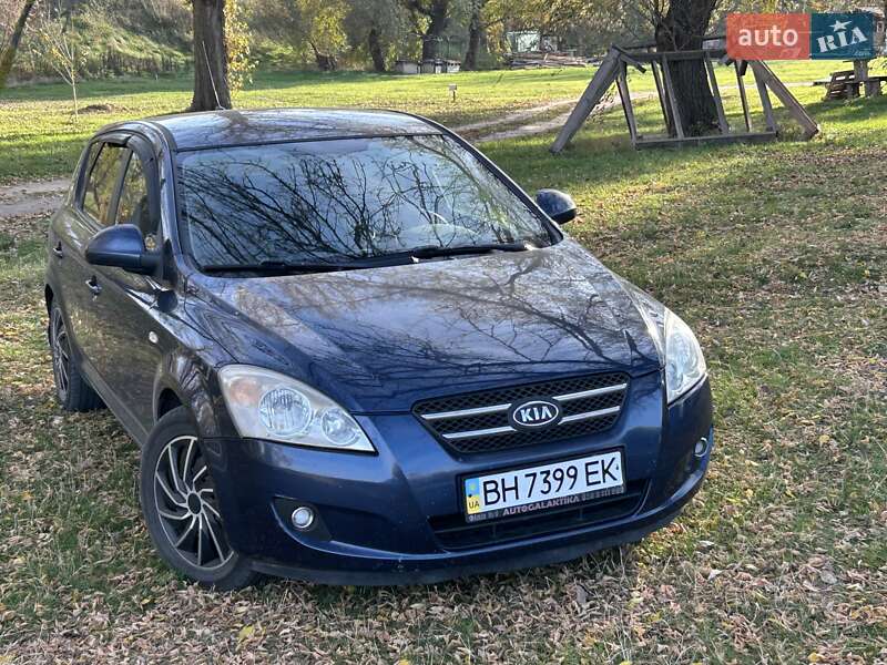 Хэтчбек Kia Ceed 2007 в 