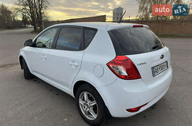 Хэтчбек Kia Ceed 2011 в 