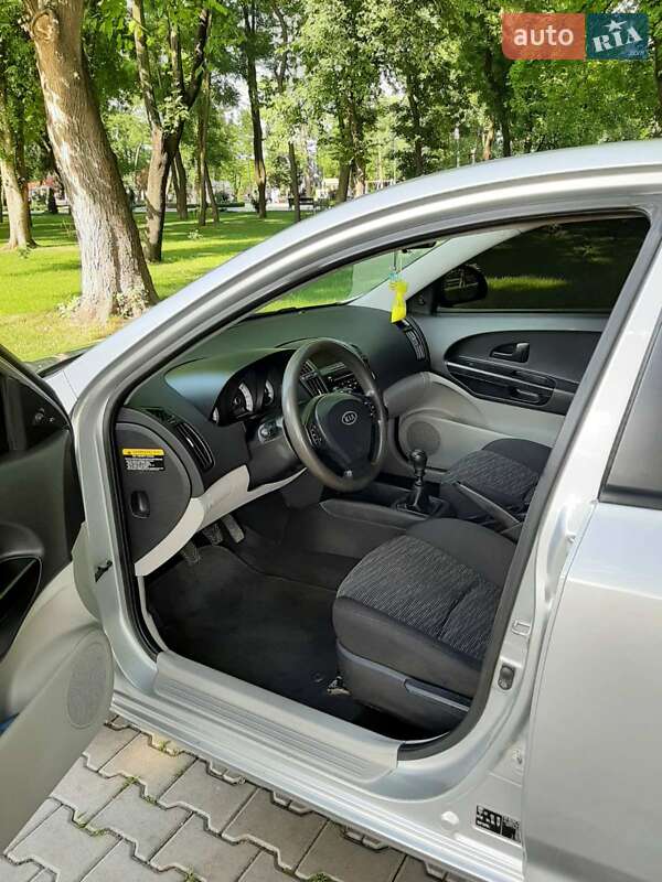 Хэтчбек Kia Ceed 2006 в Александрие