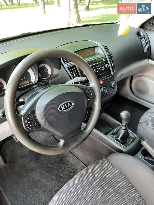 Хэтчбек Kia Ceed 2006 в Александрие