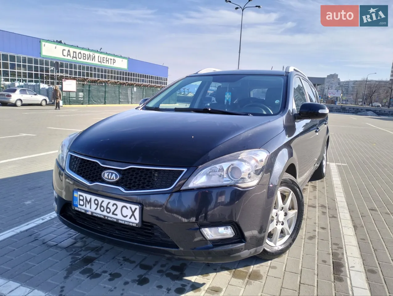 В авто багато чого зроблено,нова рейка,втулкі,стойкі стабілізатора нові,відреставровано всі форсункі , відреставровано турбіну,замінено щеплення,дмрв,всі свічкі накалу,муфта генератора,ремінь генератора,ролікі,,антифріз та решта помелочі.По двигуну питань нема взагалі.Авто гарне та економне,в обслуговуванні не дороге.Телефонуйте не пошкодуєте варте уваги.Торг біля капоту.
Комплект зимової резини.
