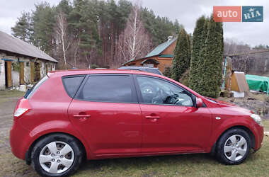 Хэтчбек Kia Ceed 2010 в 
