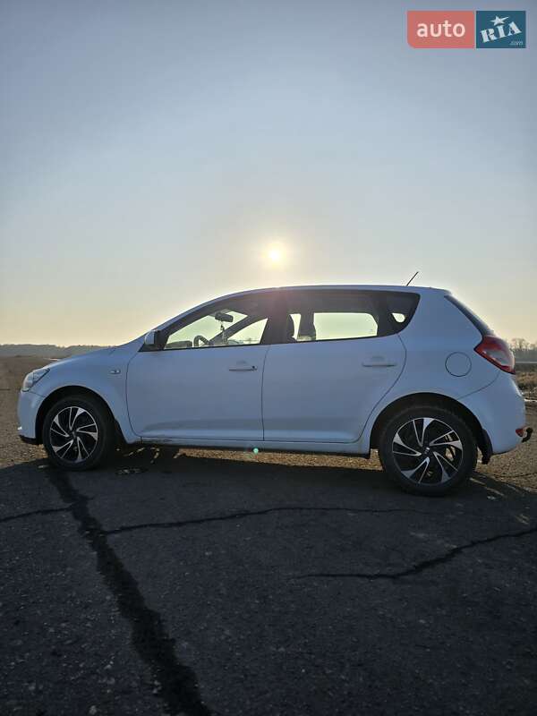 Хетчбек Kia Ceed 2010 в Зіньківі