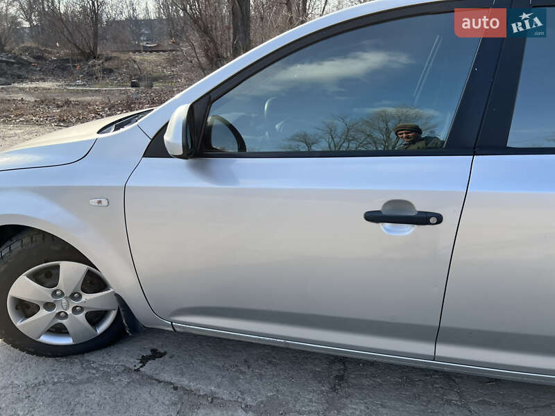 Хэтчбек Kia Ceed 2007 в Вольногорске
