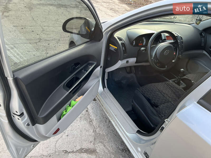 Хэтчбек Kia Ceed 2007 в Вольногорске